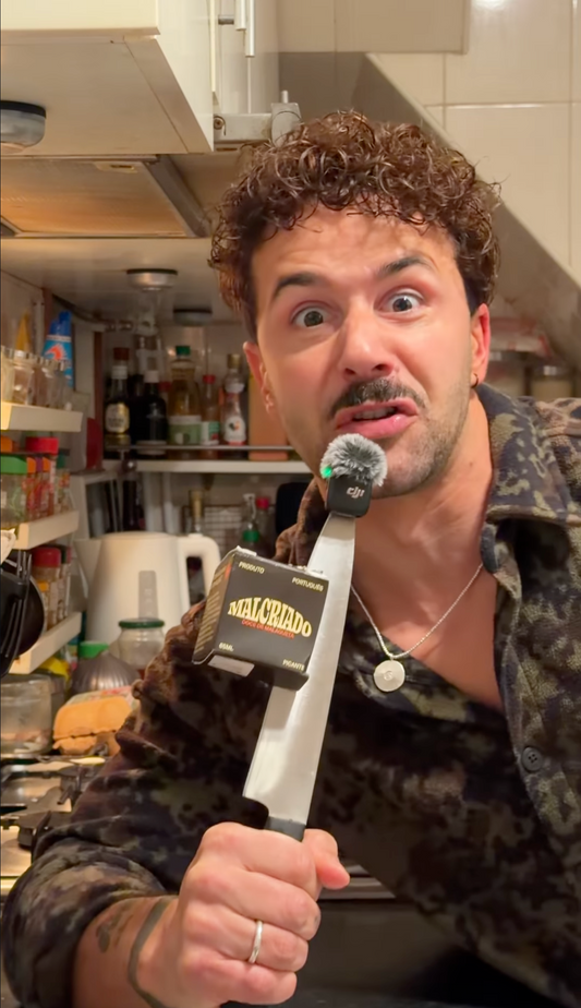 Roberto Fonseca ao microfone com o Picante Malcriado